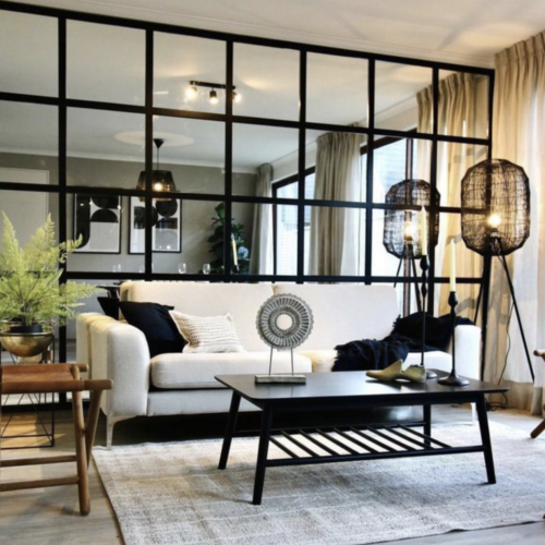Salon w kawalerce z przeszkloną ścianką – aranżacja strefy dziennej w stylu Simply Concept